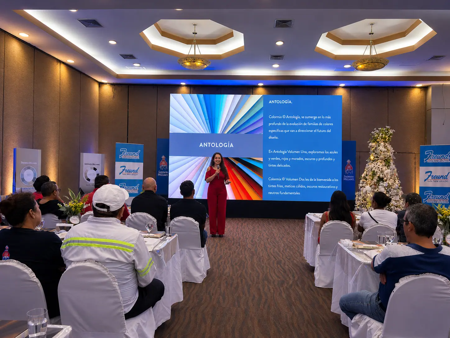 Pantalla LED en evento corporativo con presentación de Antología, salón iluminado y montaje profesional por JC Multimedia en El Salvador