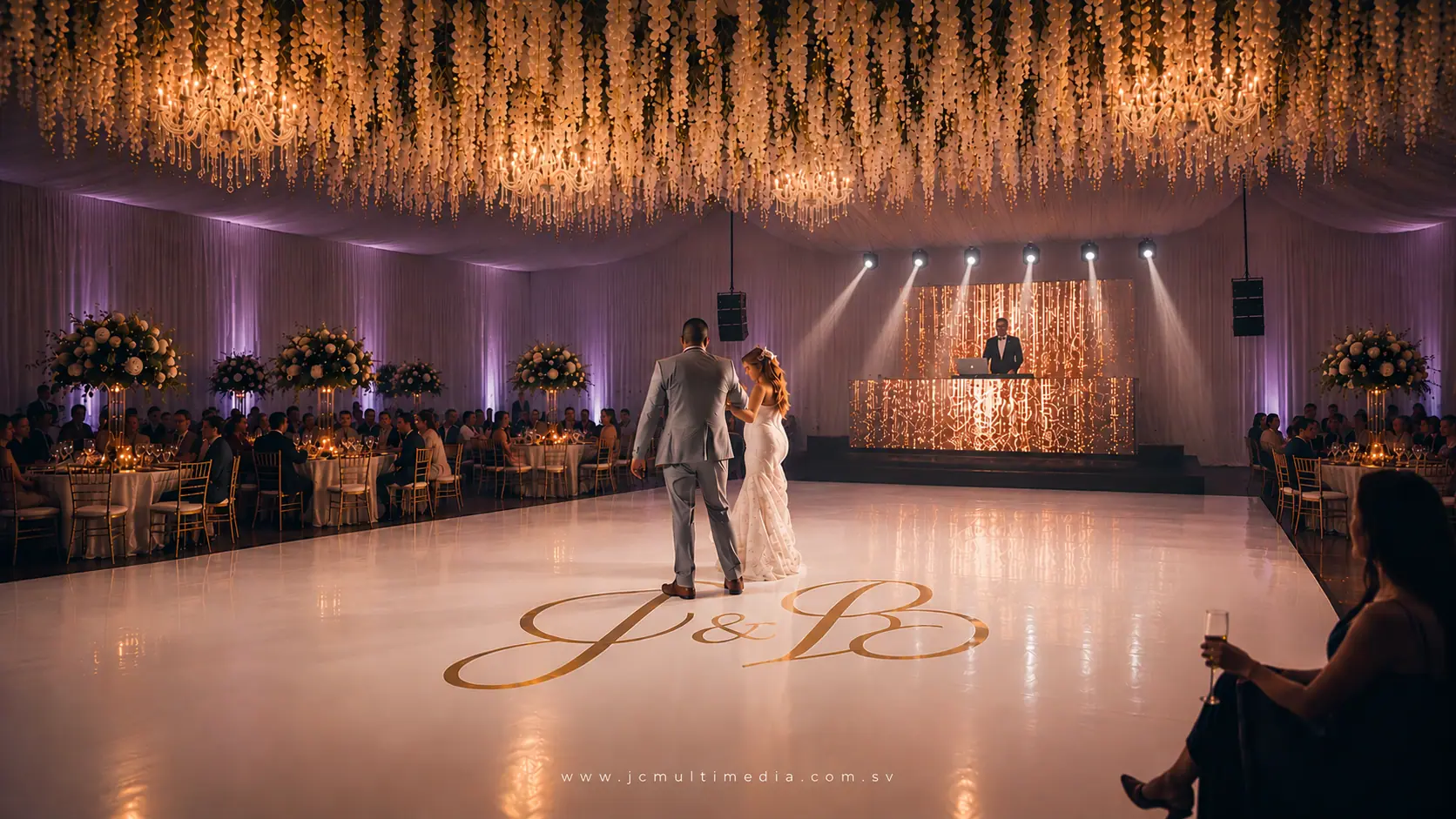 Pista de baile charol elegante en evento con sonido line array y pantallas LED — Hilton Cajamarca, JC Multimedia El Salvador
