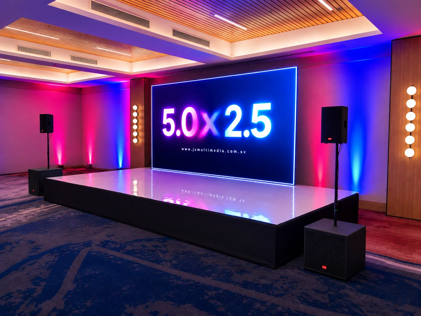 Pantalla LED 5 x 2.5m con tarima, sonido e iluminación — hotel, El Salvador