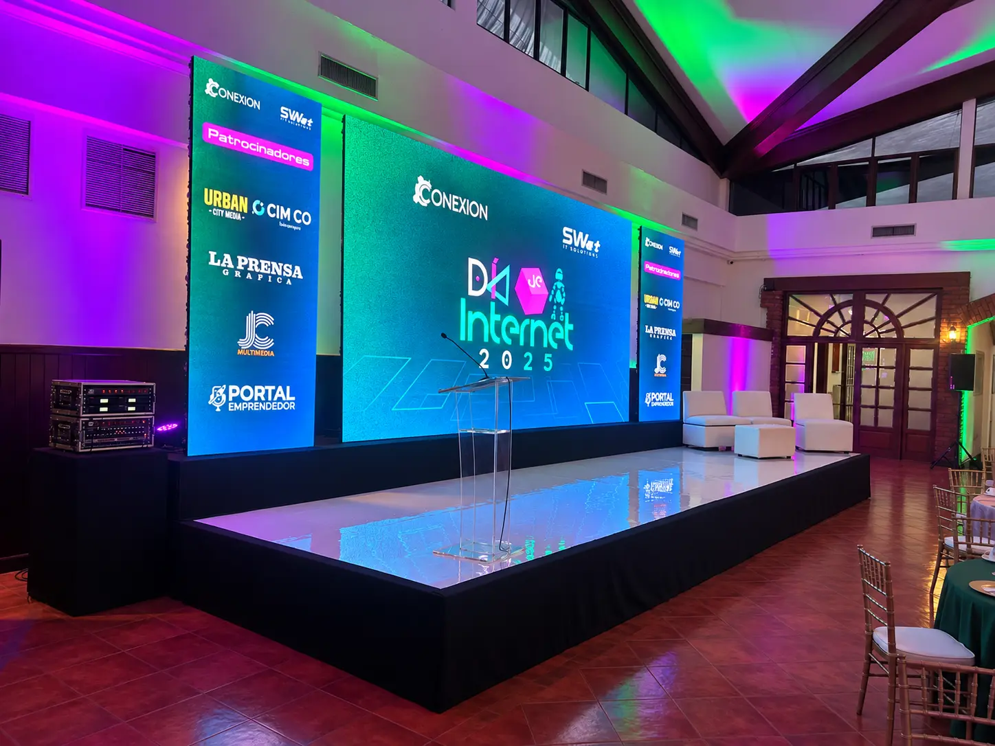 Pantalla LED 6 x 3m con totem LED 1x3 para evento en El Salvador