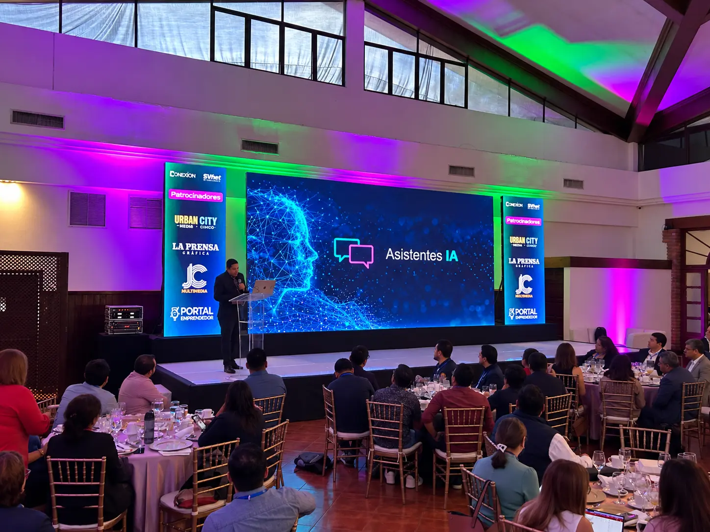Pantalla LED 6x3 con totems LED 1x3 — evento Día del Internet SVNet El Salvador