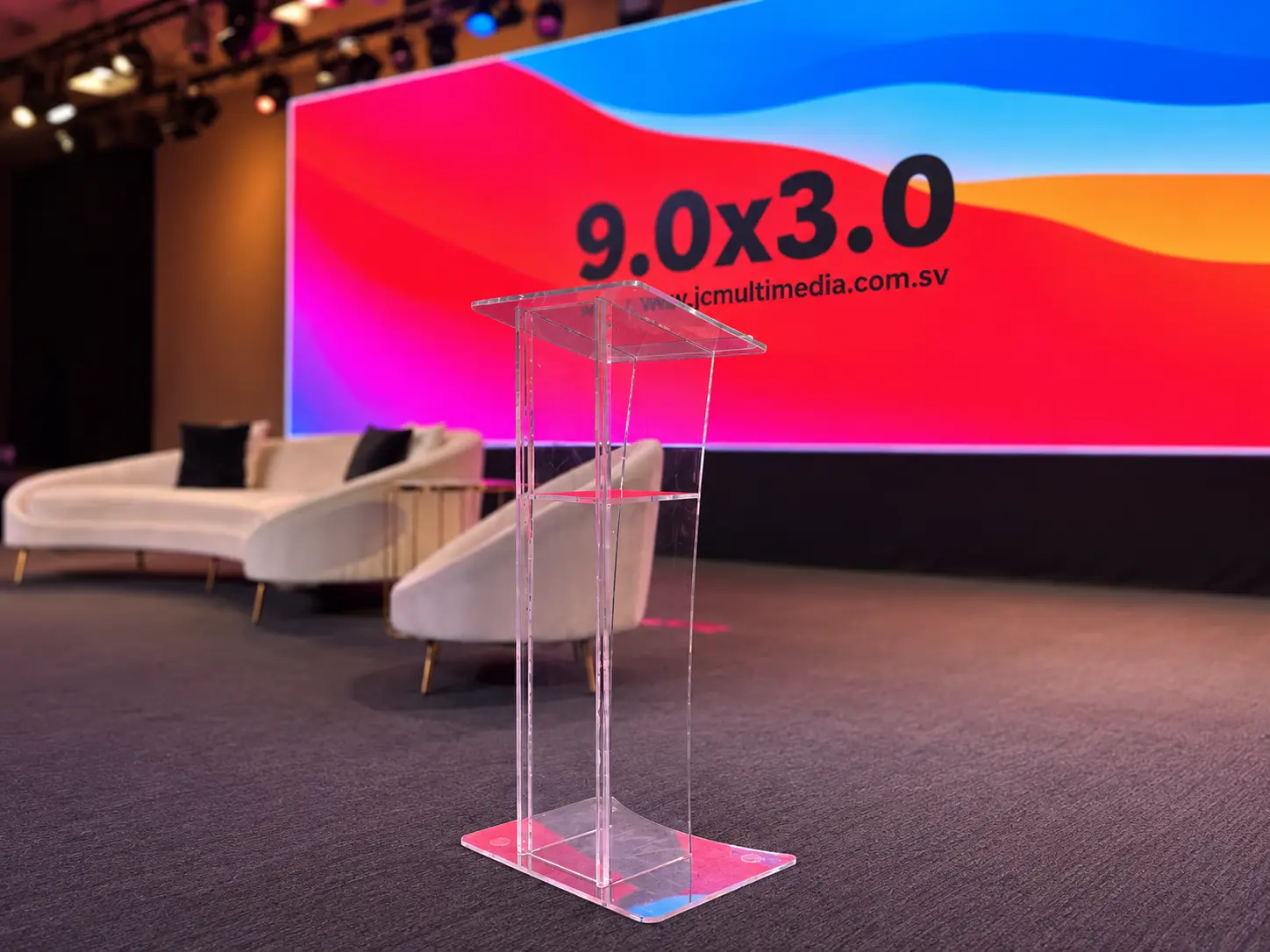 Podio digital acrílico para eventos corporativos - JC Multimedia El Salvador