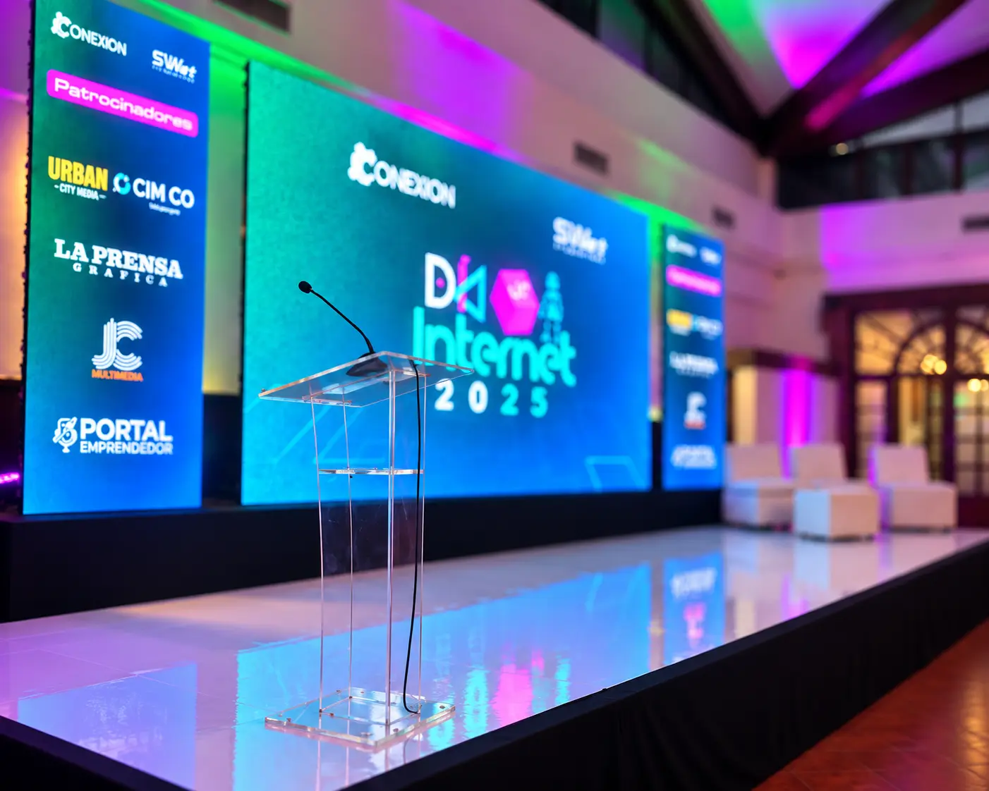 Podio digital acrílico para eventos corporativos - JC Multimedia El Salvador