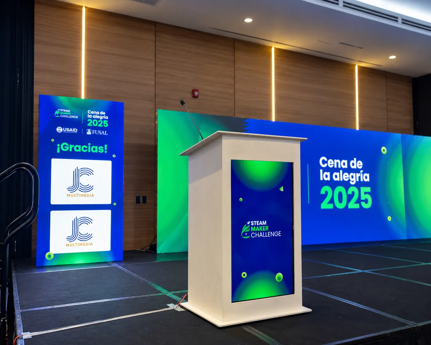 Podio digital acrílico para eventos corporativos - JC Multimedia El Salvador