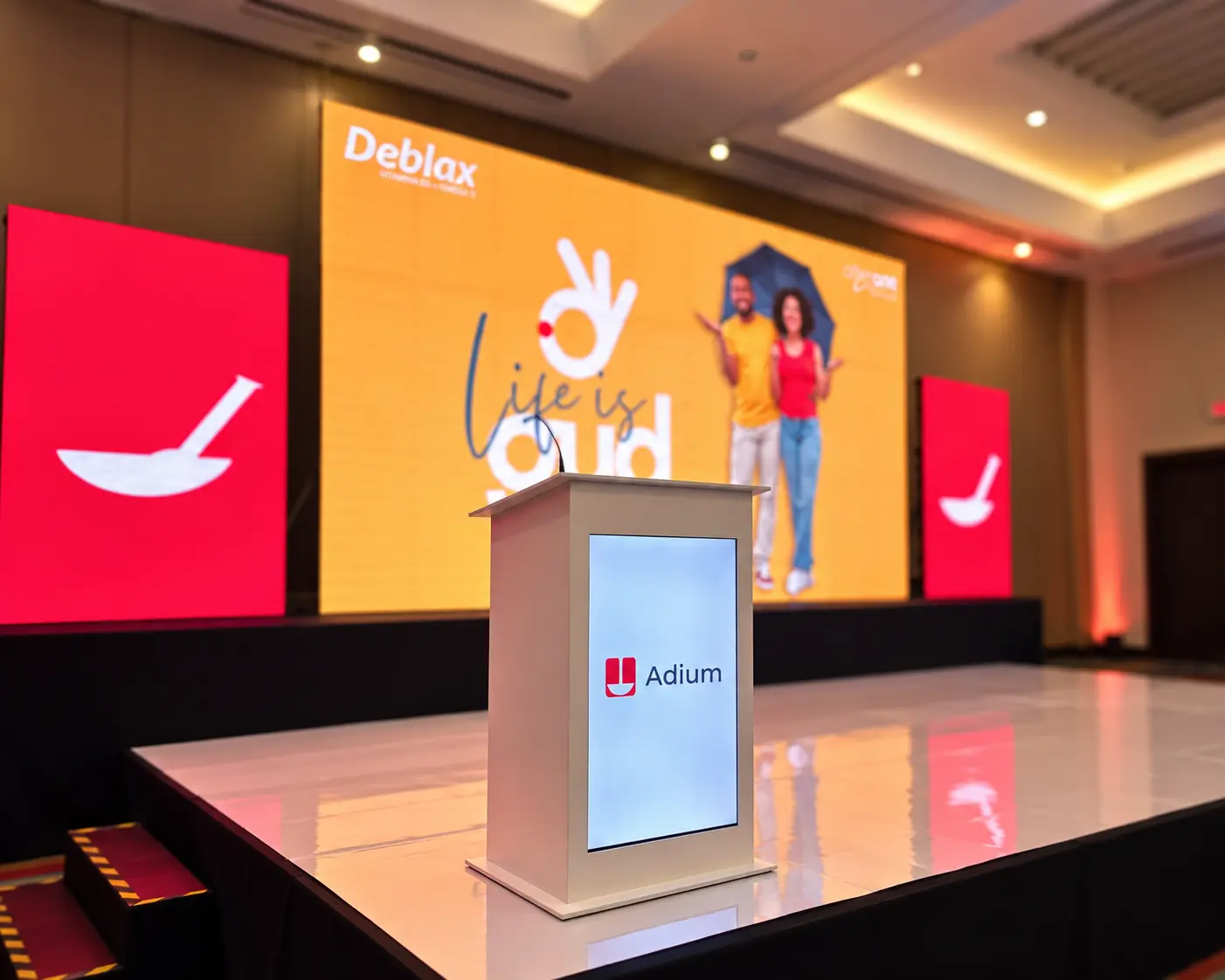 Podio digital acrílico para eventos corporativos - JC Multimedia El Salvador
