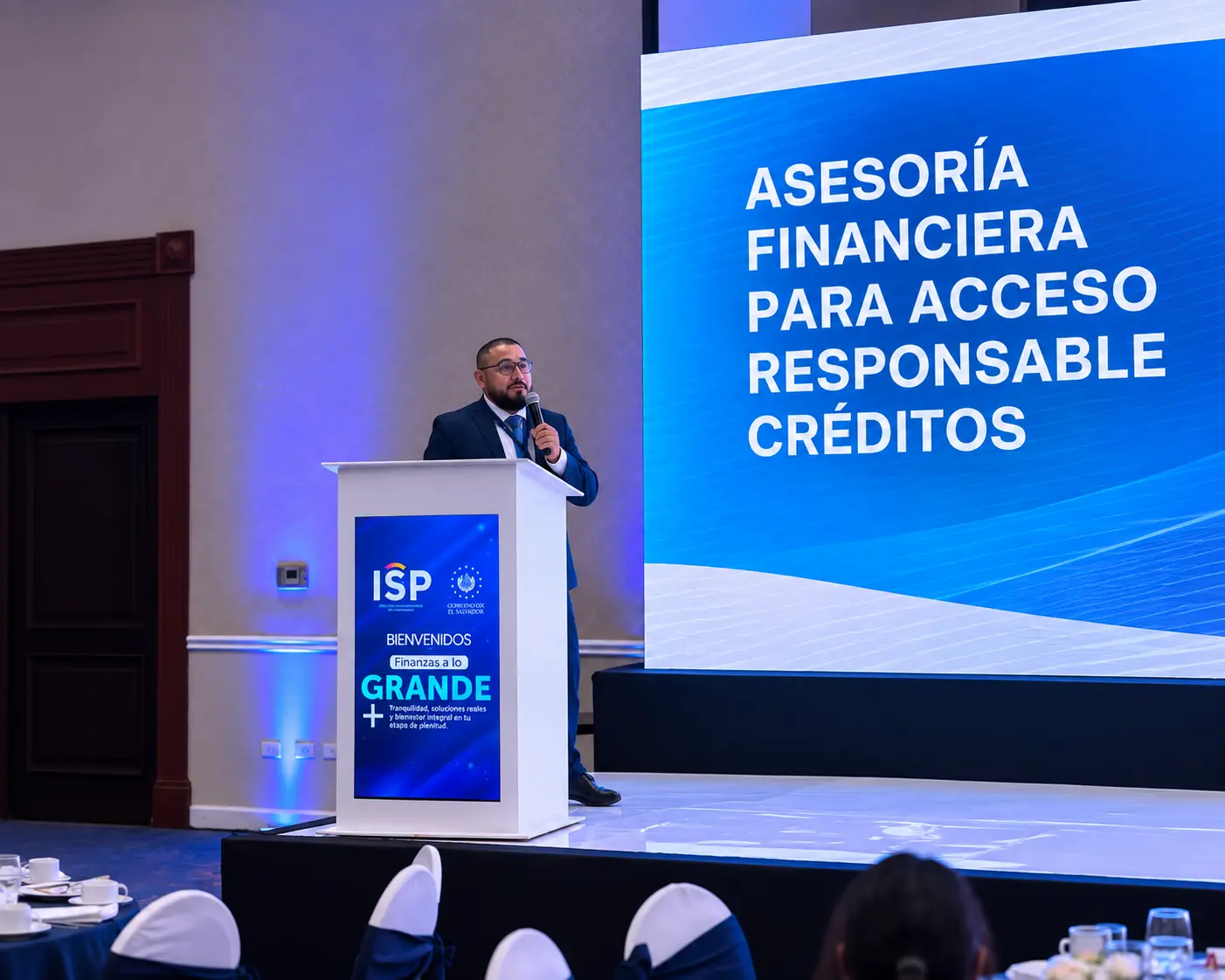 Podio digital acrílico para eventos corporativos - JC Multimedia El Salvador
