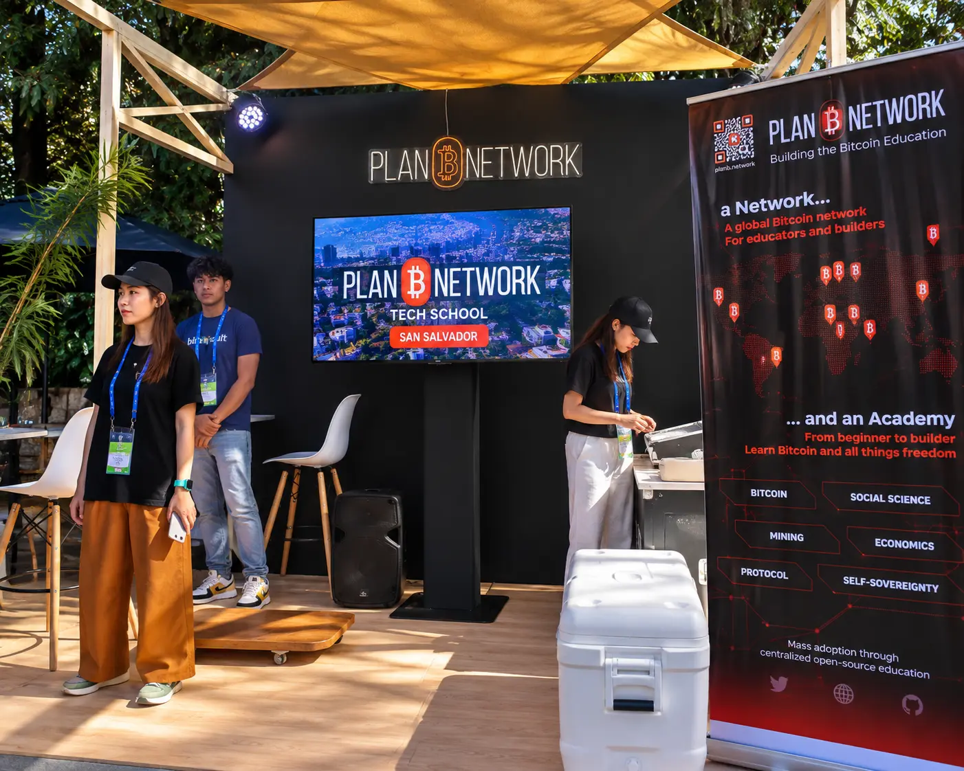 TV en stand de feria mostrando contenido de marca