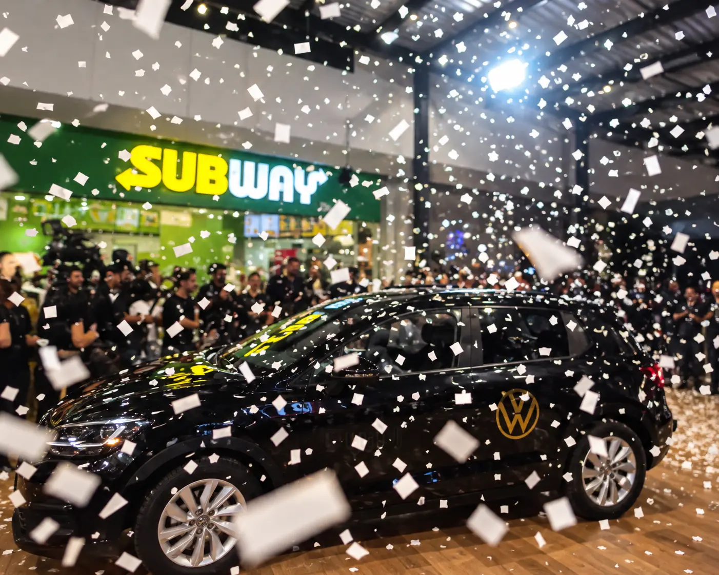 Disparo de confeti con CO2 en una premiación en El Salvador, lluvia de confeti sobre un Volkswagen