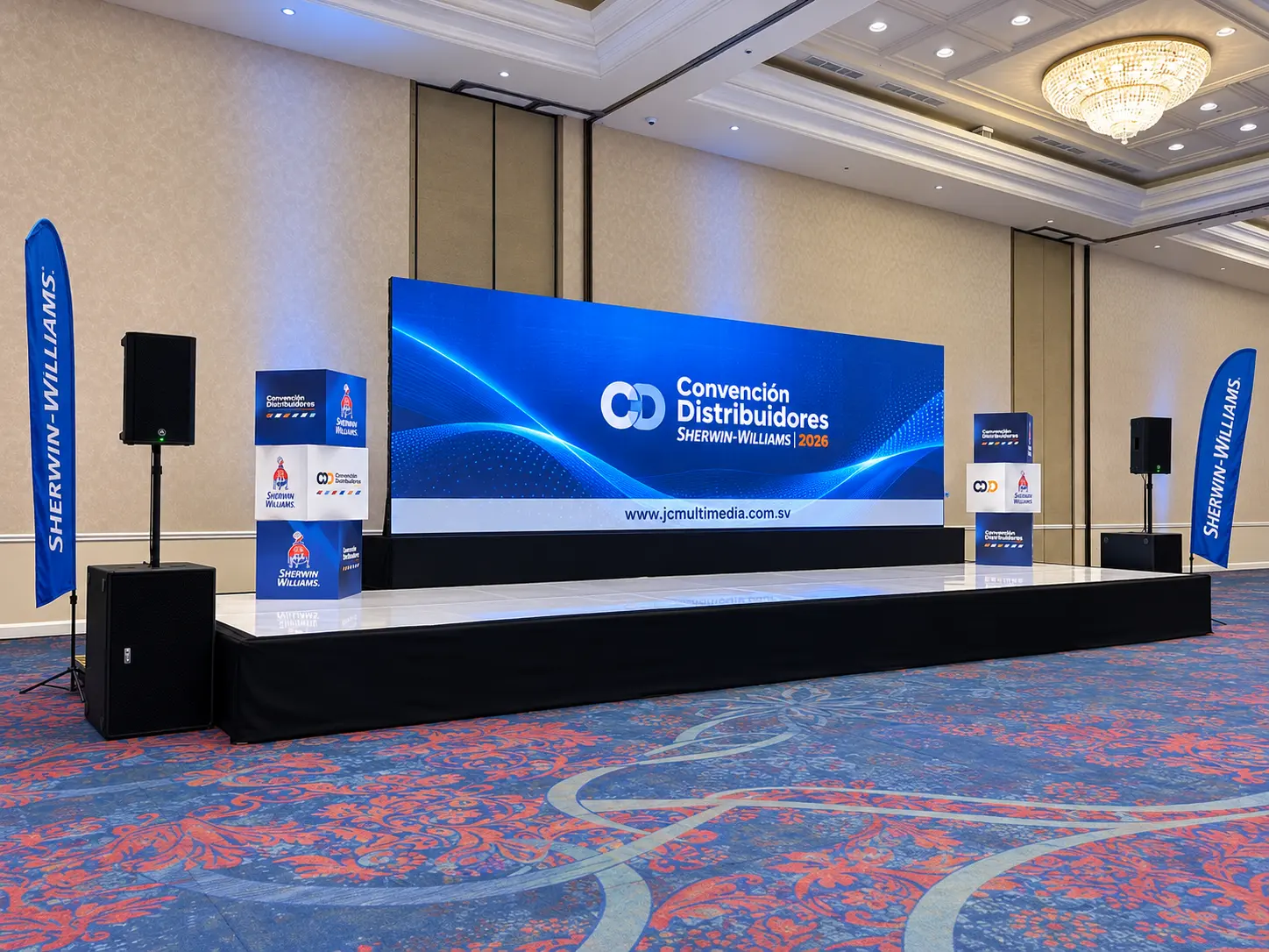 Alquiler de tarima con pantalla LED en salón de convenciones