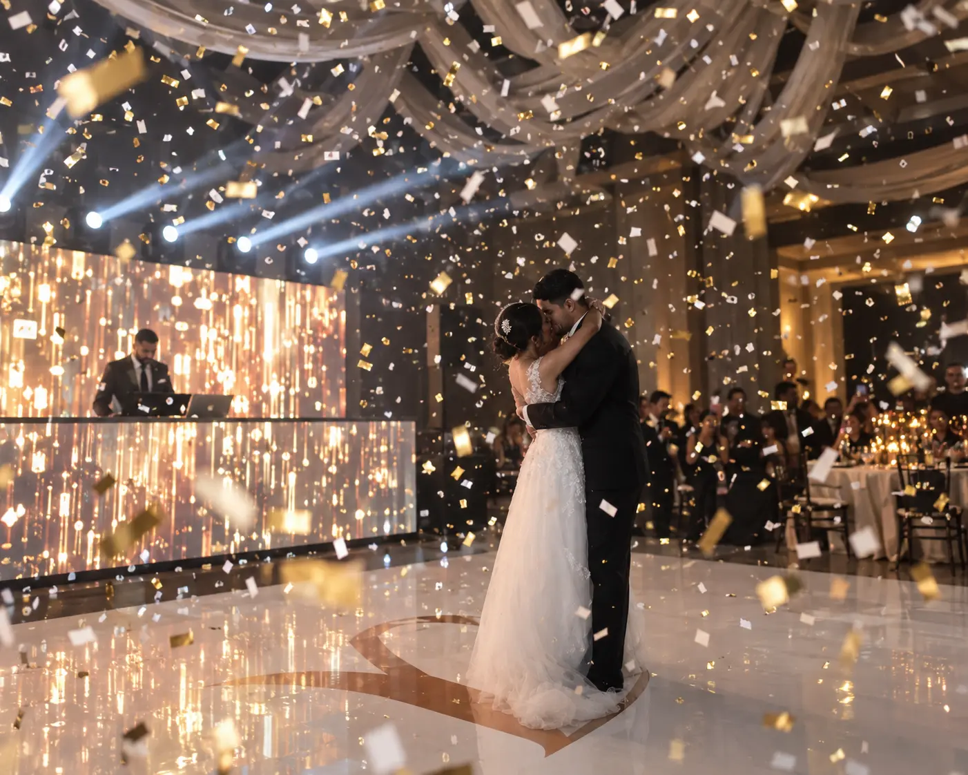 Disparo de confeti con CO2 en una boda espectacular en El Salvador, novios bajo una lluvia de confeti