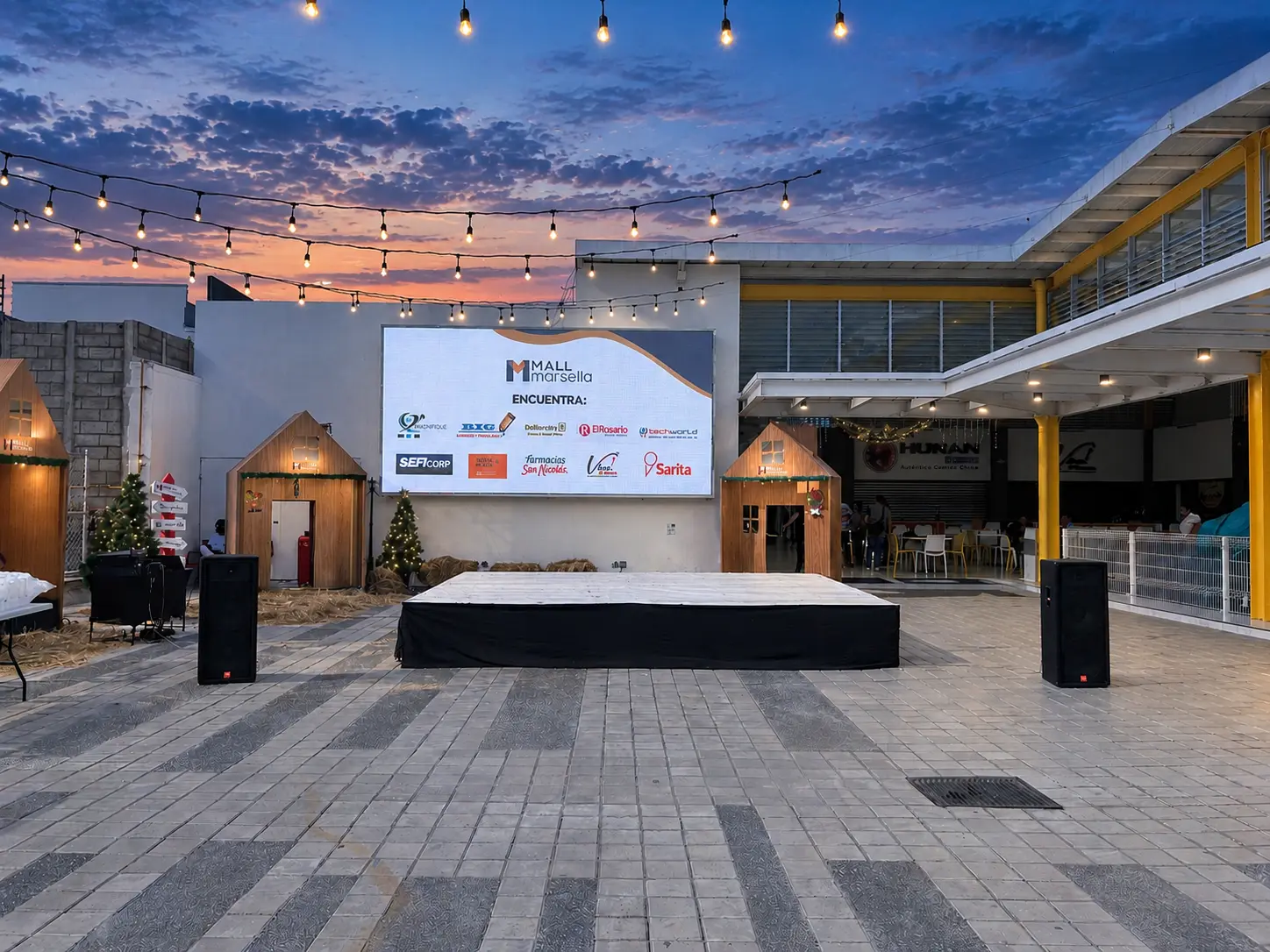 Escenario para evento en plaza abierta con pantalla LED y bocinas
