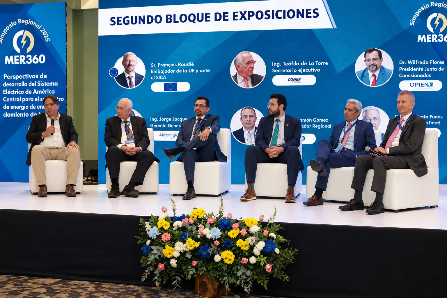 Mobiliario lounge blanco en panel de expertos de evento corporativo