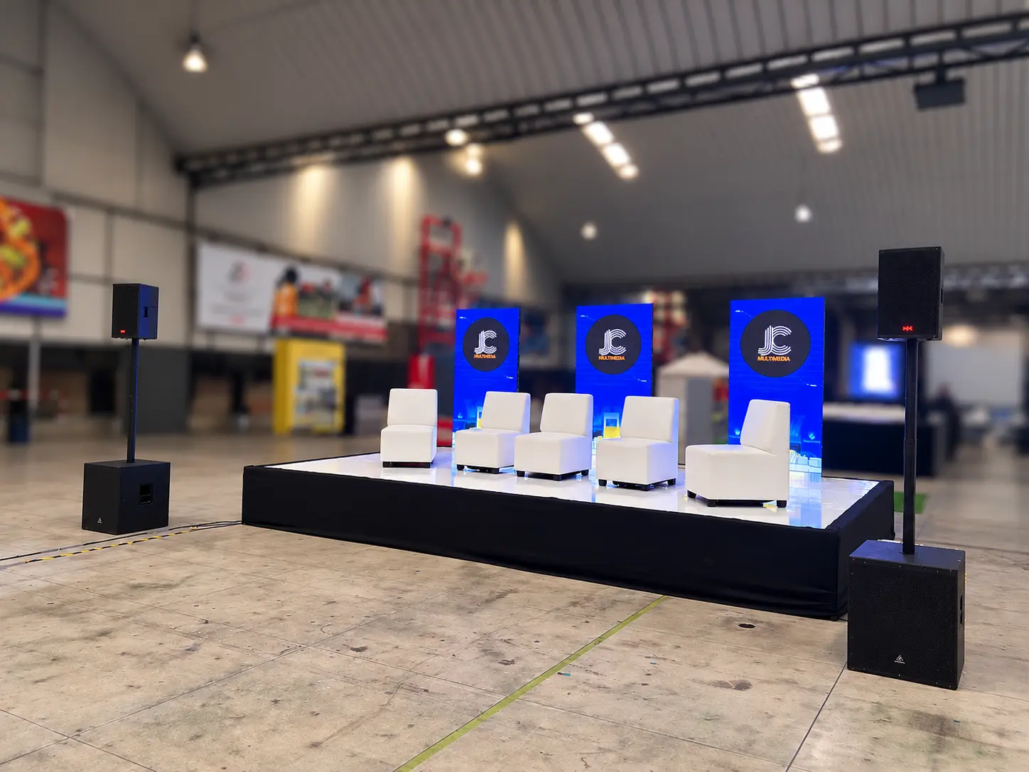 Montaje de tarima para panel o conversatorio con sillones y sonido