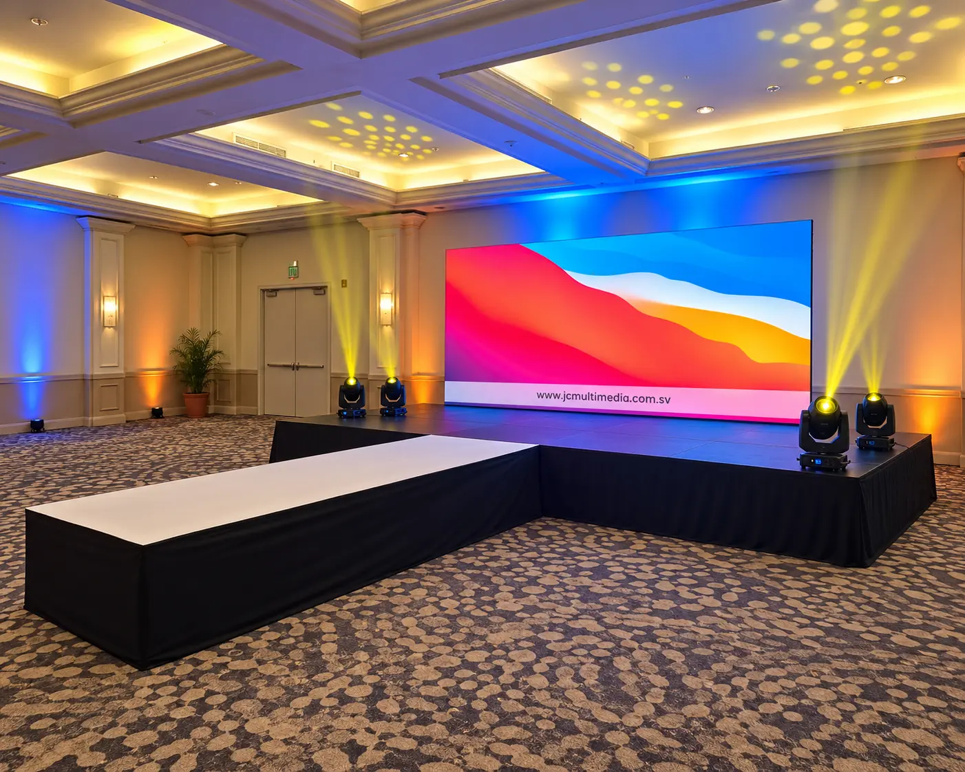 Tarima con pasarela, pantalla LED y luces beam en un salón de eventos