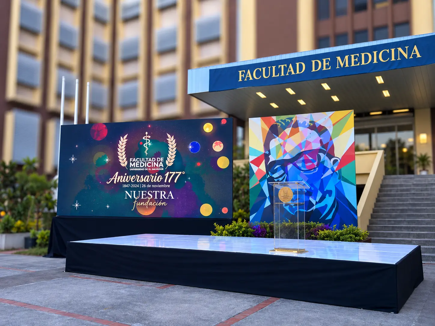 Tarima elevada con pantalla LED y podio para acto institucional
