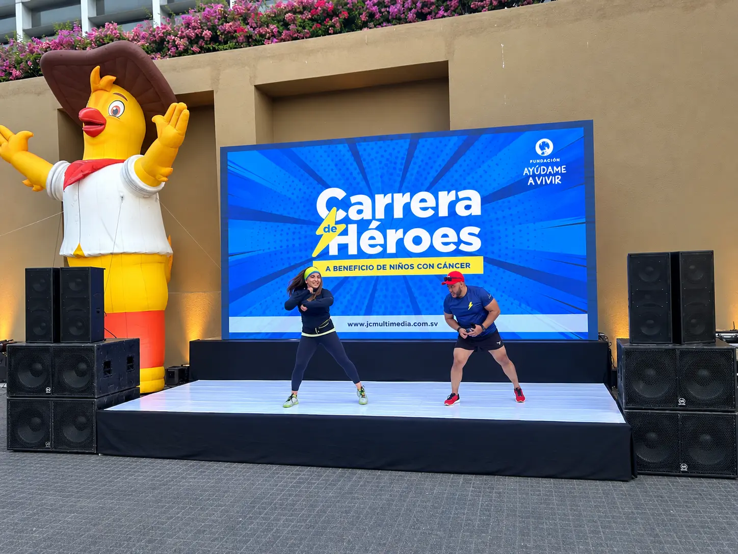 Escenario con pantalla LED y bocinas para una actividad deportiva al aire libre de una fundación