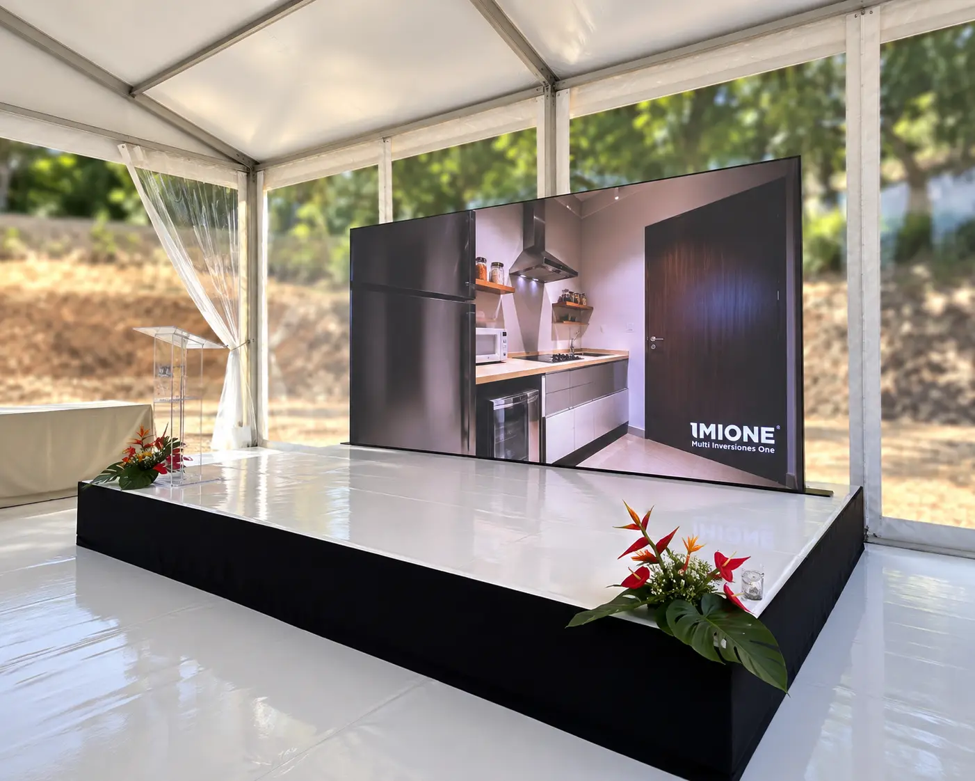 Tarima para evento de primera piedra e inauguración en El Salvador